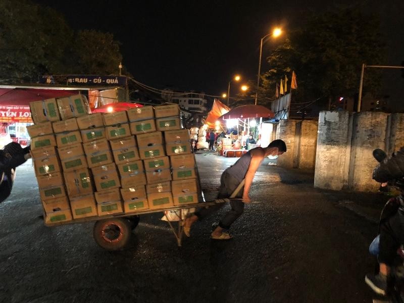 Người lao động tự do tại chợ đầu mối Long Biên