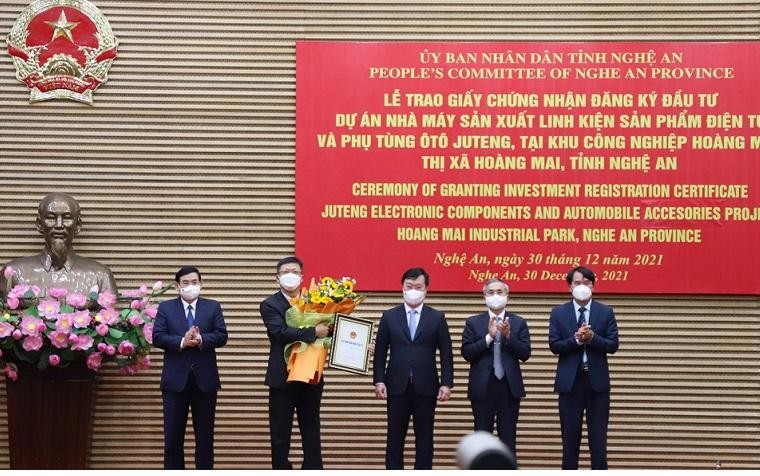 Chủ tịch UBND tỉnh Nghệ An Nguyễn Đức Trung (ở giữa) trao Giấy chứng nhận đăng ký Kl99ok phiên bản mới cho đại diện Kl994 game bài casino hấp dẫn Ju Teng