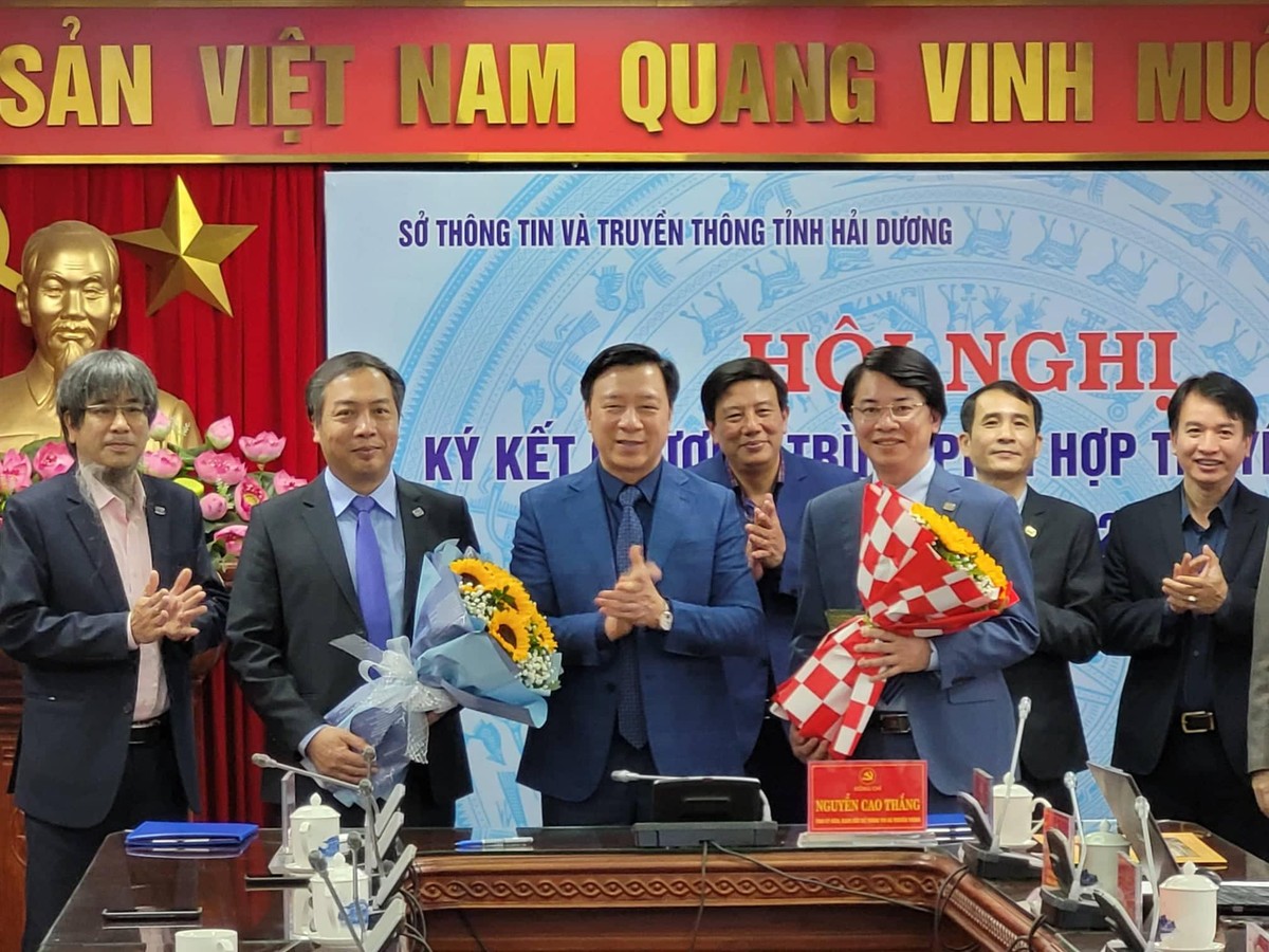 Ông Phạm Xuân Thăng, Bí thư Tỉnh ủy Hải Dương trao tặng hoa chúc mừng thành công của sự kiện ý nghĩa này. Ảnh: Thanh Sơn.
