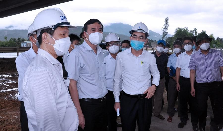 Chủ tịch UBND TP.Đà Nẵng, ông Lê Trung Chinh (giữa) kiểm tra các công trình, dự án Kl99ok phiên bản mới công trên địa bàn thành phố.
