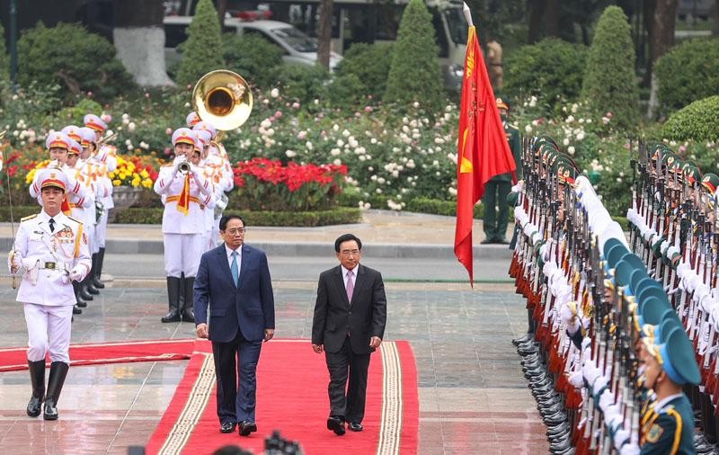 Thủ tướng Phạm Minh Chính chủ trì lễ đón Thủ tướng Lào Phankham Viphavanh (Ảnh: Nhật Bắc)
