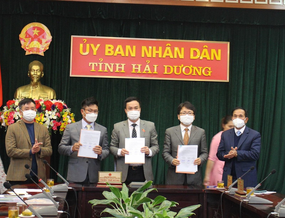 Lãnh đạo tỉnh Hải Dương, đại diện Công ty SMCity Hàn Quốc và Công ty TNHH ORGEL Việt Nam ký kết Biên bản ghi nhớ hợp tác phát triển Dự án Khu công nghiệp - Đô thị - Dịch vụ trên địa bàn tỉnh. Ảnh: haiduong.gov.vn