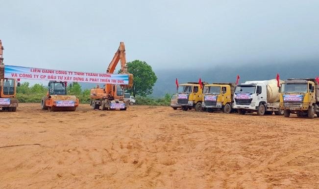 Các nhà thầu chuẩn bị máy móc, phương tiện thi công dự án. Ảnh: Hữu Việt. Điểm đầu tuyến tại cầu Pò Hèn (Km88+195), trung tâm xã Hải Sơn; điểm cuối tuyến đấu Các nhà thầu chuẩn bị máy móc, phương tiện thi công dự án. Ảnh: Hữu Việt. Điểm đầu tuyến tại cầu Pò Hèn (Km88+195), trung tâm xã Hải Sơn; điểm cuối tuyến đấu