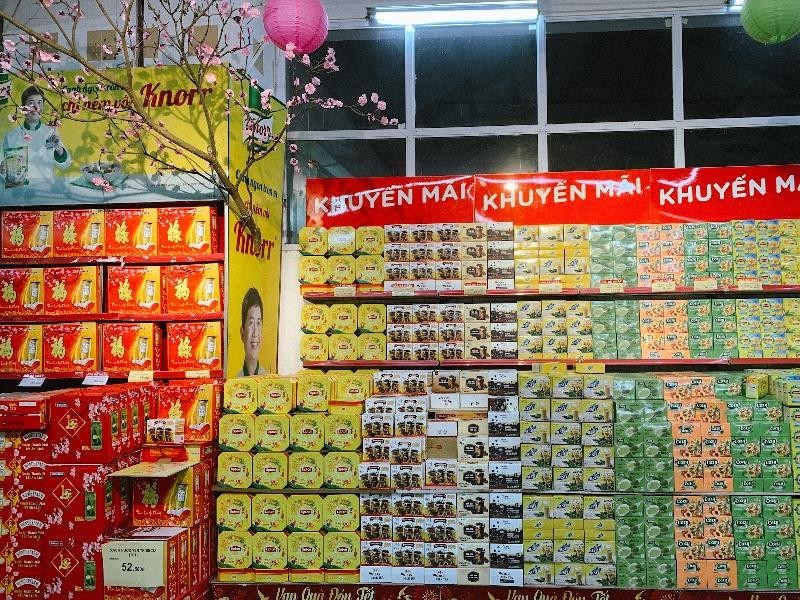 Các mặt hàng mẫu mã Tết được trưng bày tại siêu thị Lan Chi Mart.