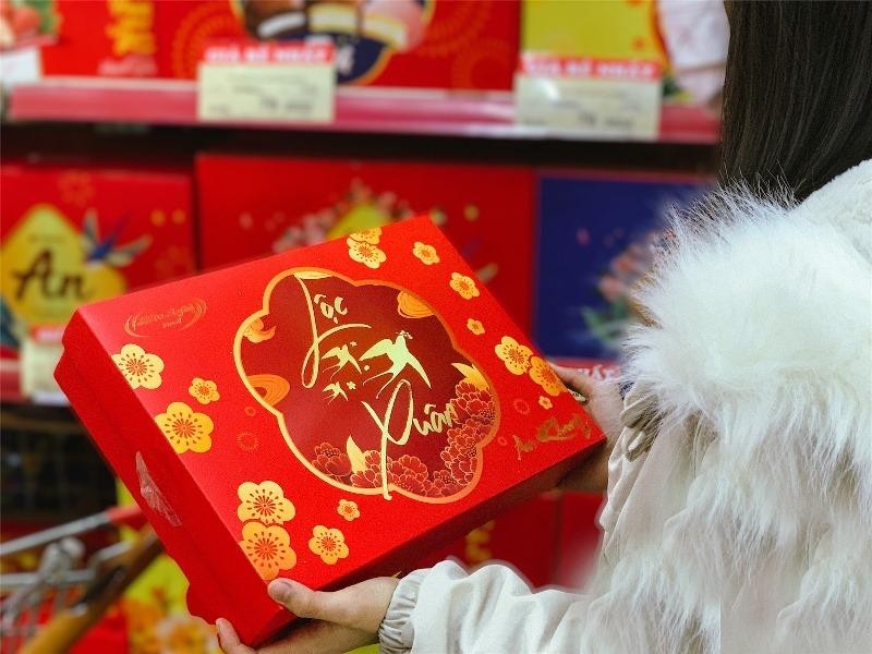 Hộp bánh mẫu mã Tết được khách hàng ưa chuộng.