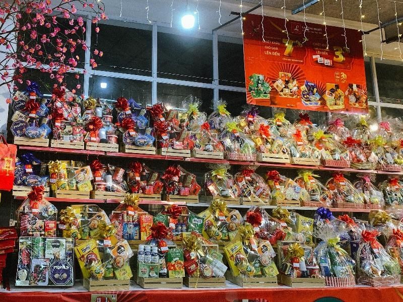 Nhiều giỏ quà bánh, kẹo Tết lên kệ tại siêu thị.