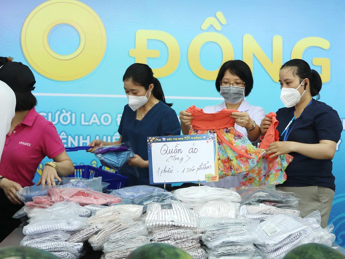 Suốt ngày tháng tất bật bên bệnh nhân, không có thời gian chọn đồ cho người thân.