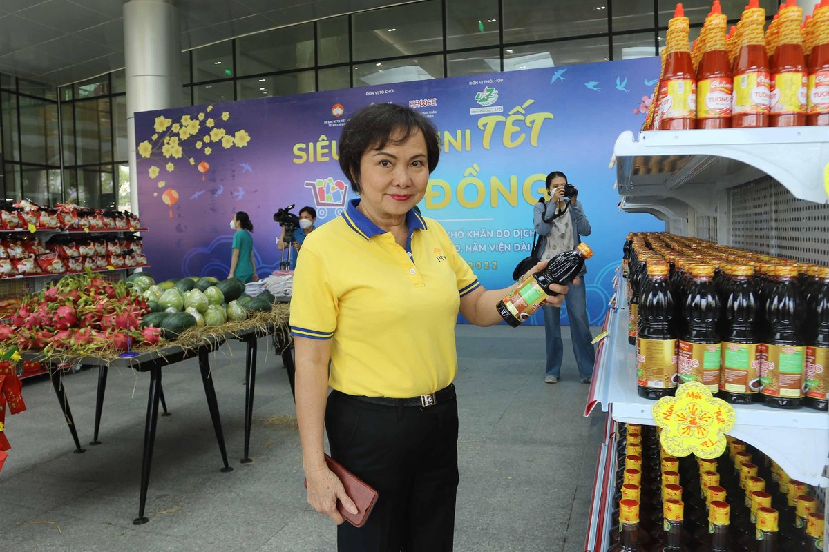 Bà Cao Thị Ngọc Dung, chủ tịch HĐQT PNJ đồng thời là chủ tịch Hawee có mặt từ sớm để kiểm tra các mặt hàng.