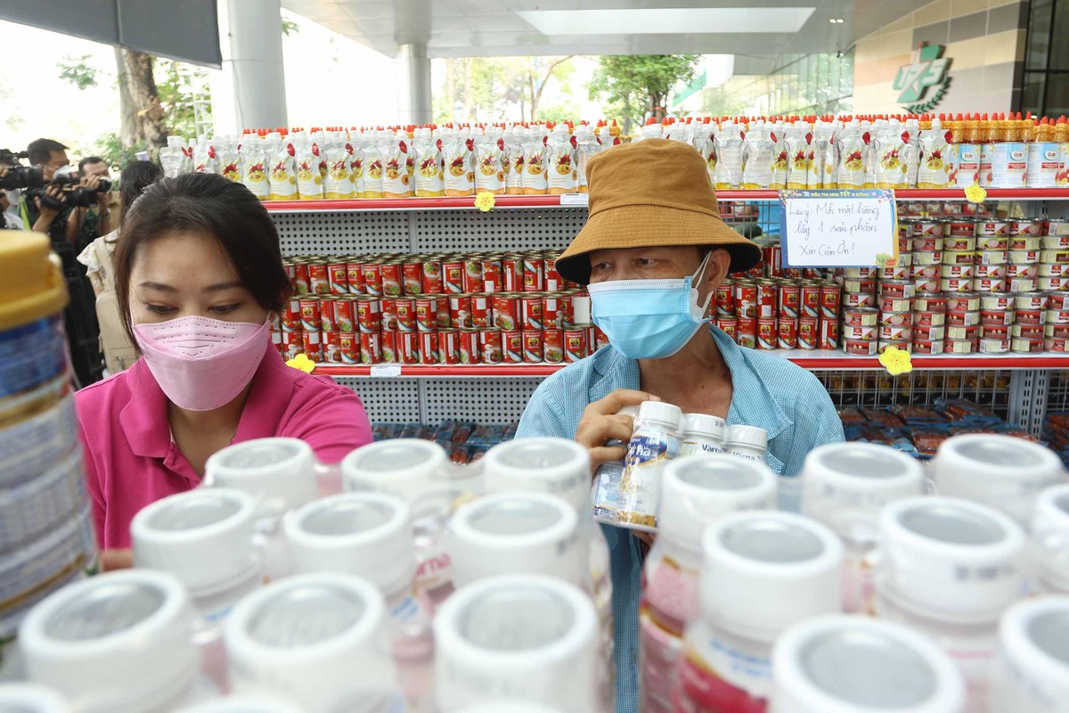 Đây có lẽ là lần đi siêu thị kỷ niệm nhất đối với các bệnh nhân nằm viện lâu ngày.