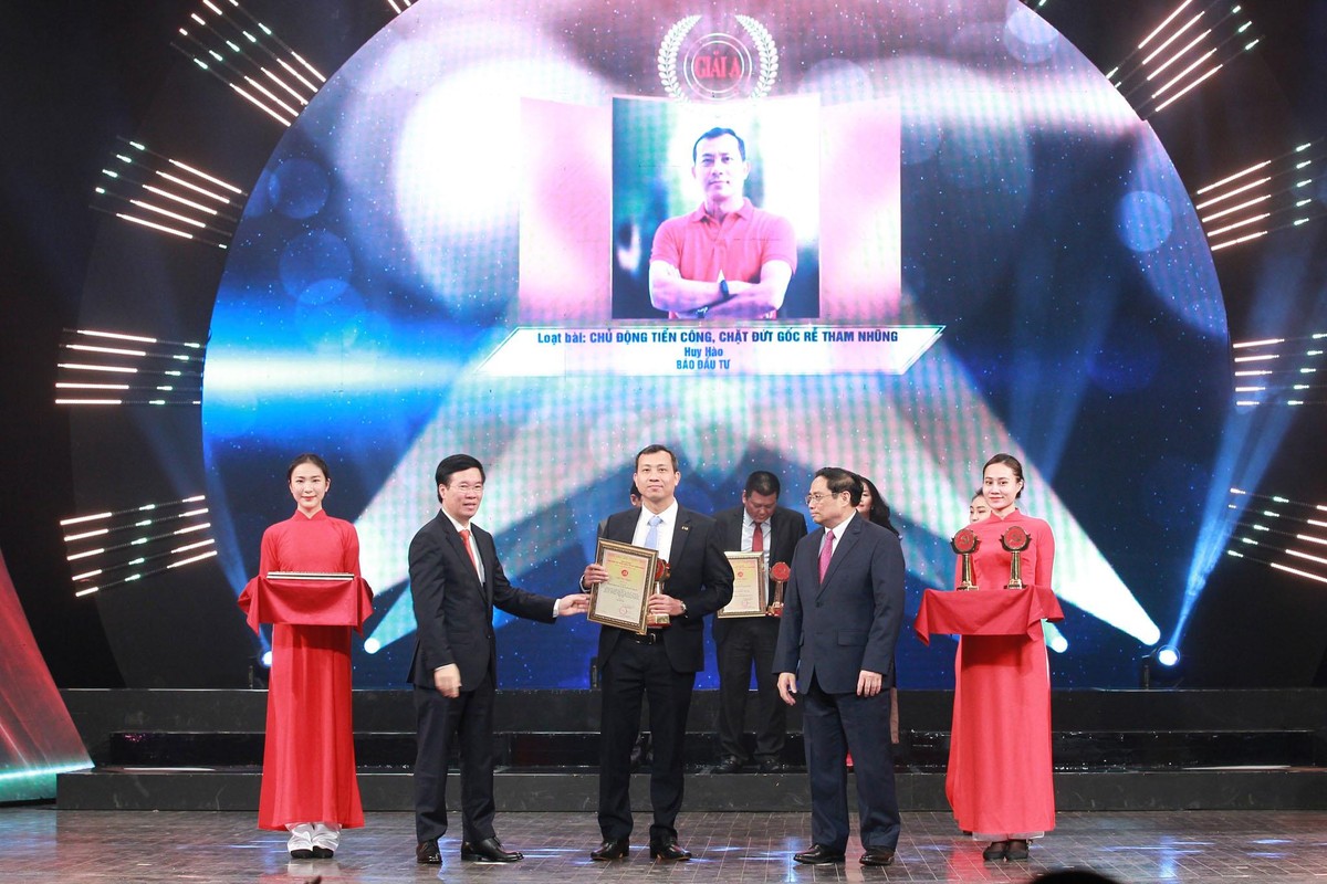 Thủ tướng Phạm Minh Chính và Thường trực Ban Bí thư trao giải A cho Nhà báo Phùng Huy Hào - Báo Kl99ok phiên bản mới