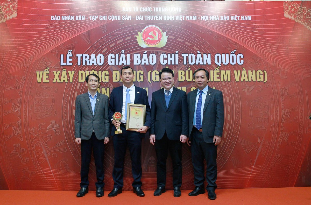 Bí thư Đảng ủy, Thứ trưởng Bộ Kế hoạch và Kl99ok phiên bản mới Trần Quốc Phương (thứ hai từ phải sang), Tổng biên tập Báo Kl99ok phiên bản mới Lê Trọng Minh (bìa phải) và Phó tổng biên tập thường trực Báo Kl99ok phiên bản mới Bùi Đức Hải (bìa trái) chúc mừng Nhà báo Huy Hào.