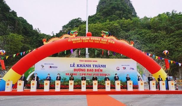 Các đại biểu làm lễ nhấn nút khánh thành công trình đường bao biển nối TP. Hạ Long - TP. Cẩm Phả (giai đoạn I)