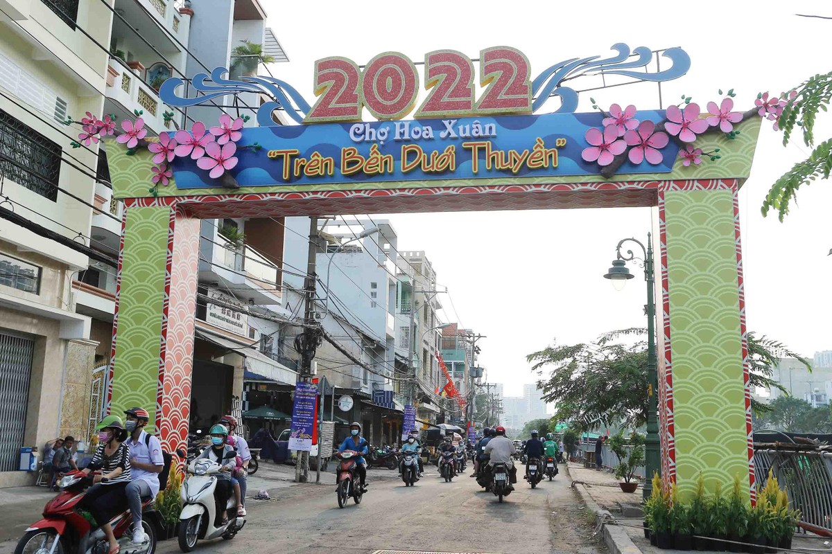 Đây là chợ hoa nổi tiếng và lâu đời tại TP.HCM mà người dân địa phương vẫn quen gọi là chợ hoa "trên bến, dưới thuyền". Chợ hoa này kéo dài dọc Kênh Tàu Hũ khoảng 3km.