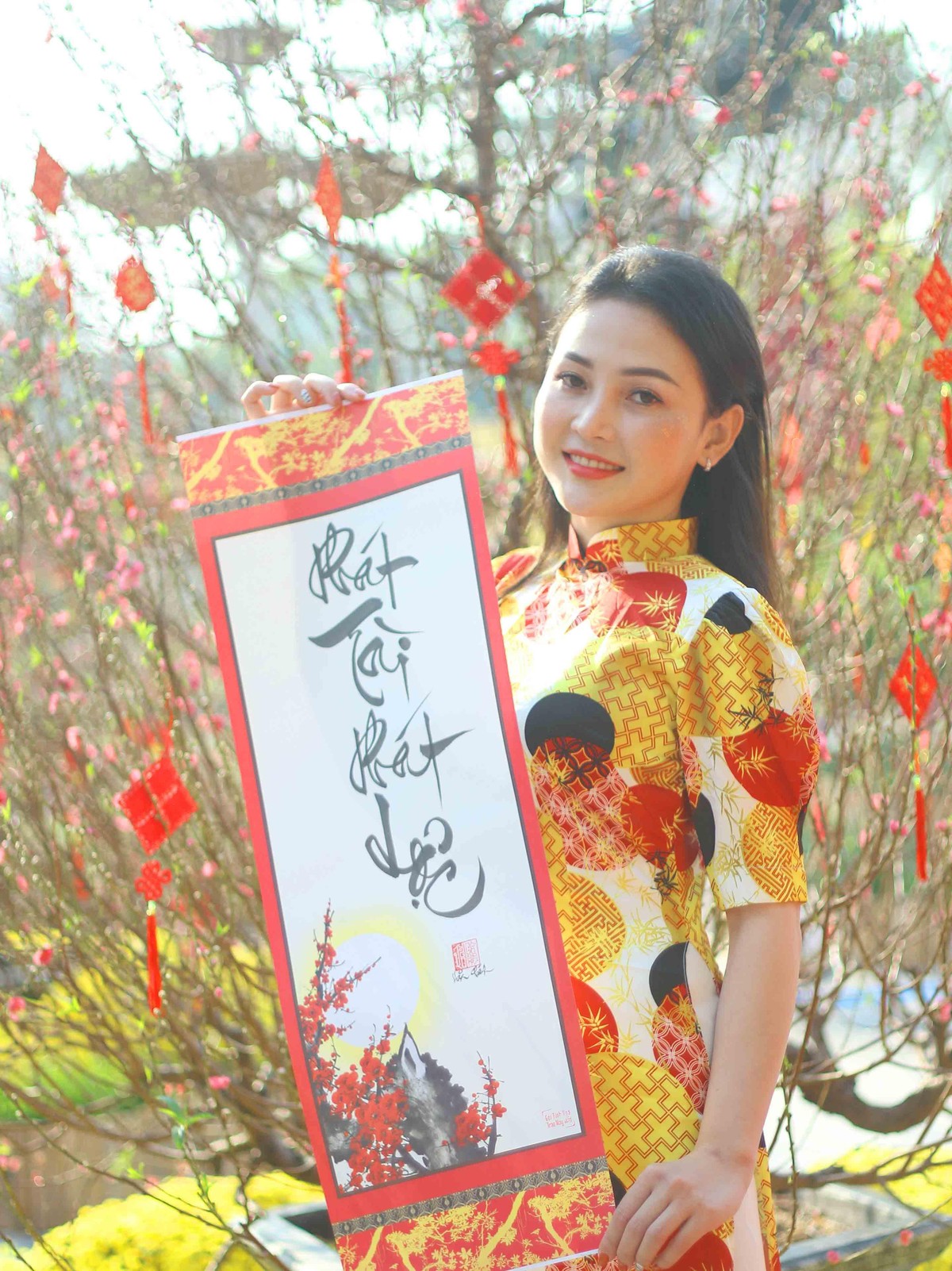 Bạn Huỳnh Mi, nhân viên của một công ty Web Tổng Nhà Cái 99Kl99 Giải Trí Bậc Nhất chụp hình với cây Bích Đào đang độ khoe sắc.