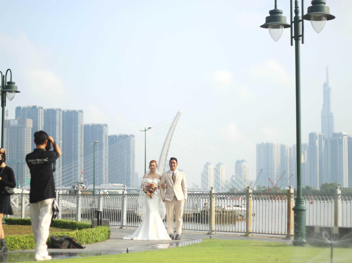 Một đôi bạn trẻ chụp ảnh cưới bên cầu Thủ Thiêm 2 đang chuẩn bị khánh thành. Trước đó, rất nhiều bạn trẻ đã phải hoãn lại kế hoạch cưới do dịch Covid-19 kéo dài.