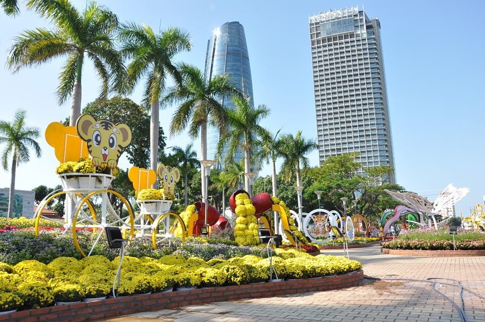 Thành phố Đà Nẵng Kl99ok phiên bản mới hơn 8,6 tỷ đồng để trang trí hoa và điện chiếu sáng phục vụ Tết Nhâm Dần.
