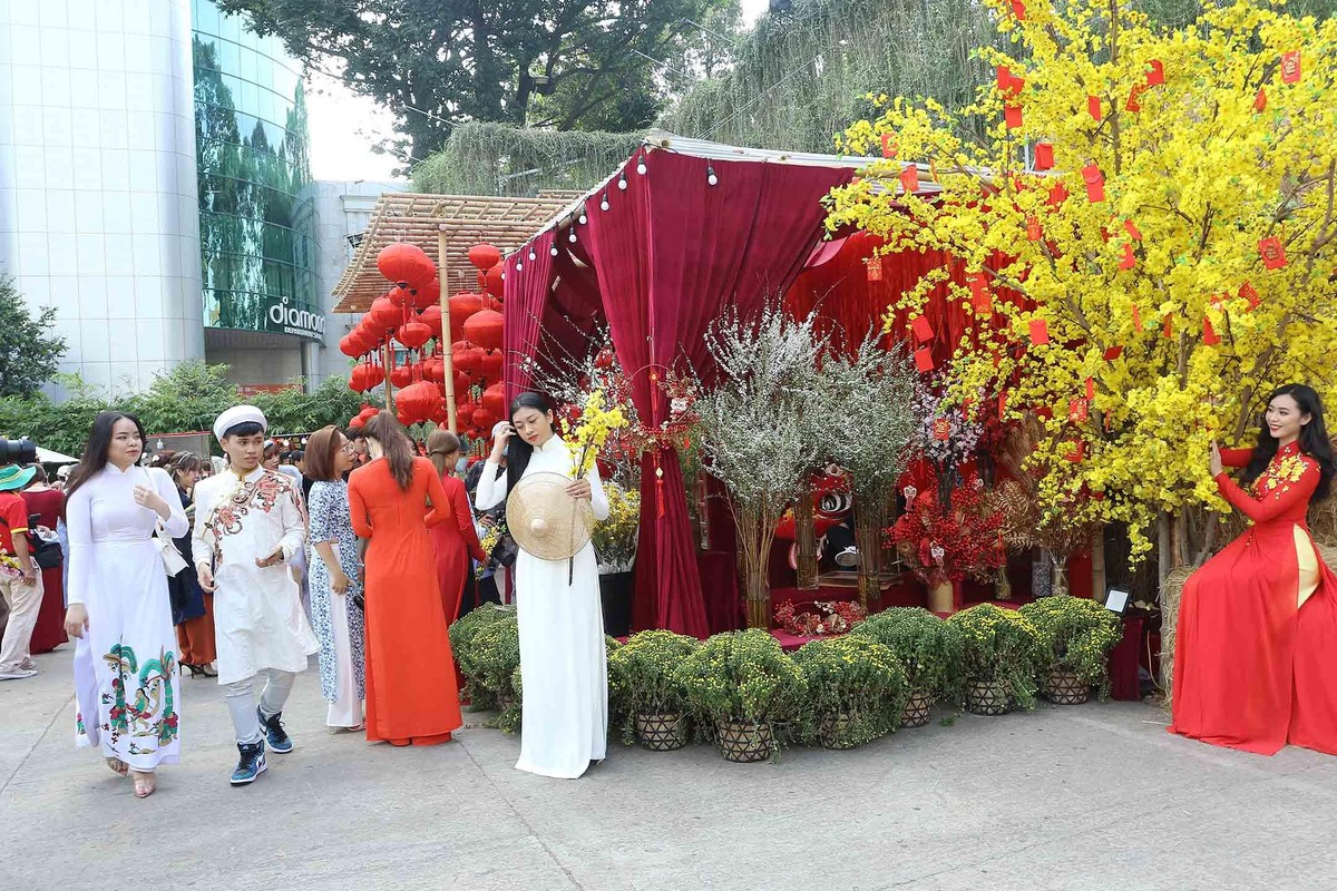 Nhìn những thiếu nữ diện áo dài ra phố đón xuân, mới thấy nhịp sống đang dần trở lại với người dân TP.HCM.