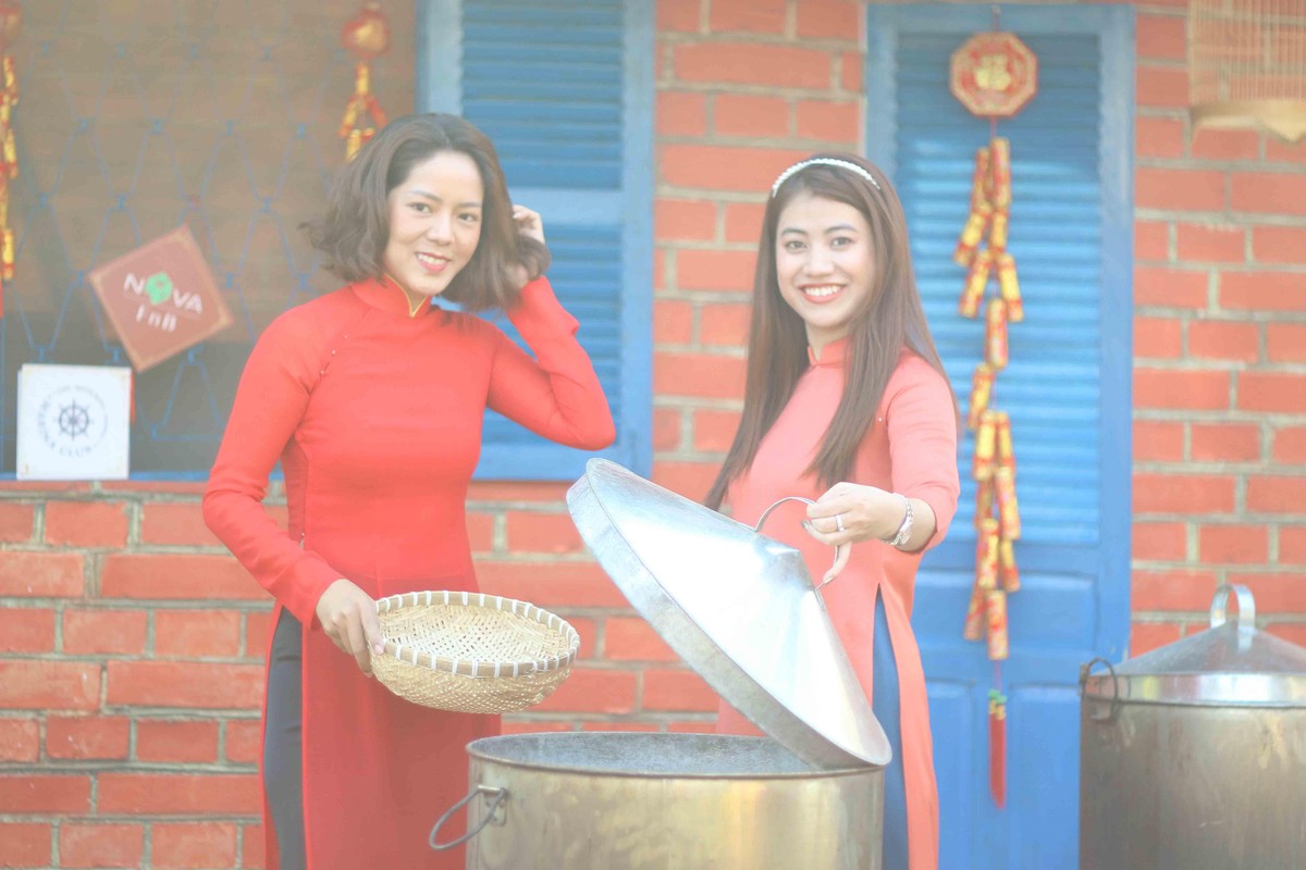 "Hy vọng xuân Nhâm Dần sẽ mang lại nhiều may mắn và sức khỏe cho mình và cho mọi người", bạn Phạm Diệu (phải) cho biết.