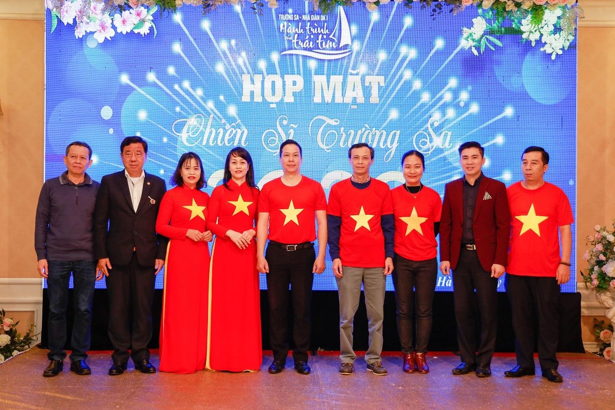 Ra mắt Ban Liên lạc Chiến sỹ Trường Sa toàn cầu, gồm đại diện Ủy ban 99Kl99 trực tiếp đá gà về người Việt Nam ở nước ngoài và đại bểu kiều bào các nước. (Ảnh: Nhân vật cung cấp)