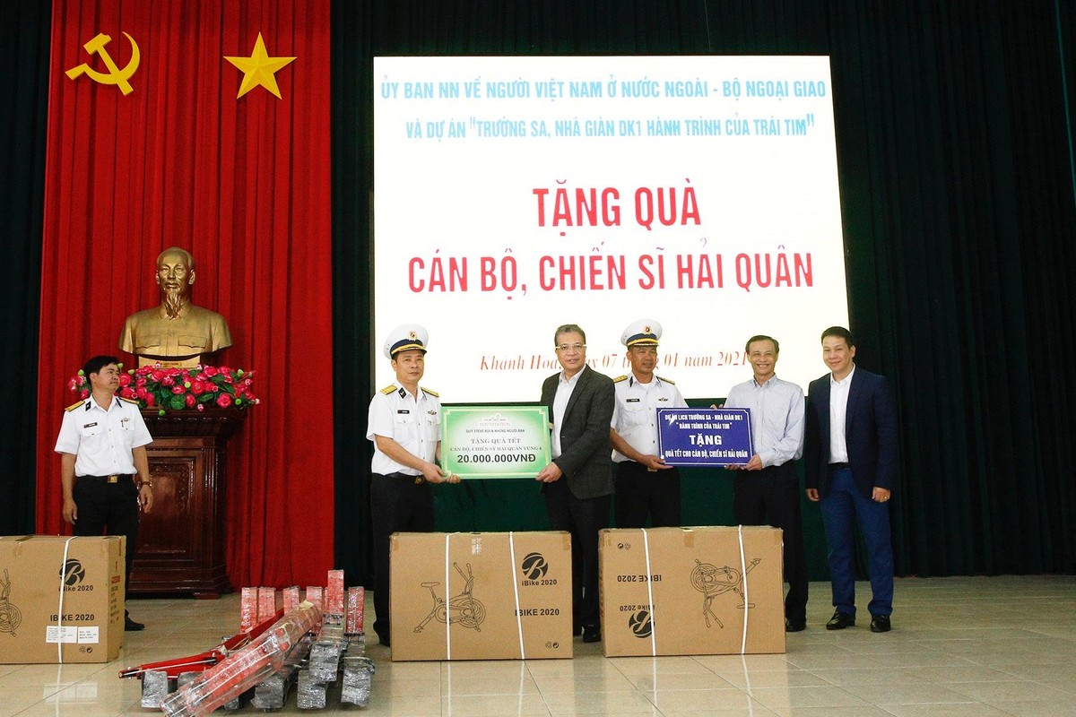 CEO Lê Hồng Quân đại diện Quỹ “Trường Sa Nhà giàn DK1 hành trình của trái tim” cùng Thứ trưởng Bộ Ngoại giao trao tặng quà Tết cho cán bộ, chiến sĩ Vùng 4 Hải quân trước khi lên đường làm nhiệm vụ. (Ảnh: Nhân vật cung cấp)