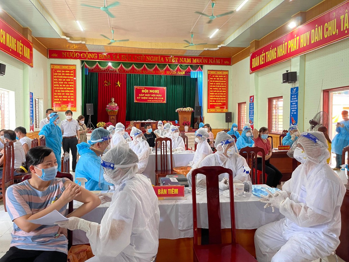 Các cán bộ Bộ phận thường trực đặc biệt của Bộ Y tế chụp ảnh cùng các y, bác sĩ đang làm nhiệm vụ chống dịch tại Bắc Giang