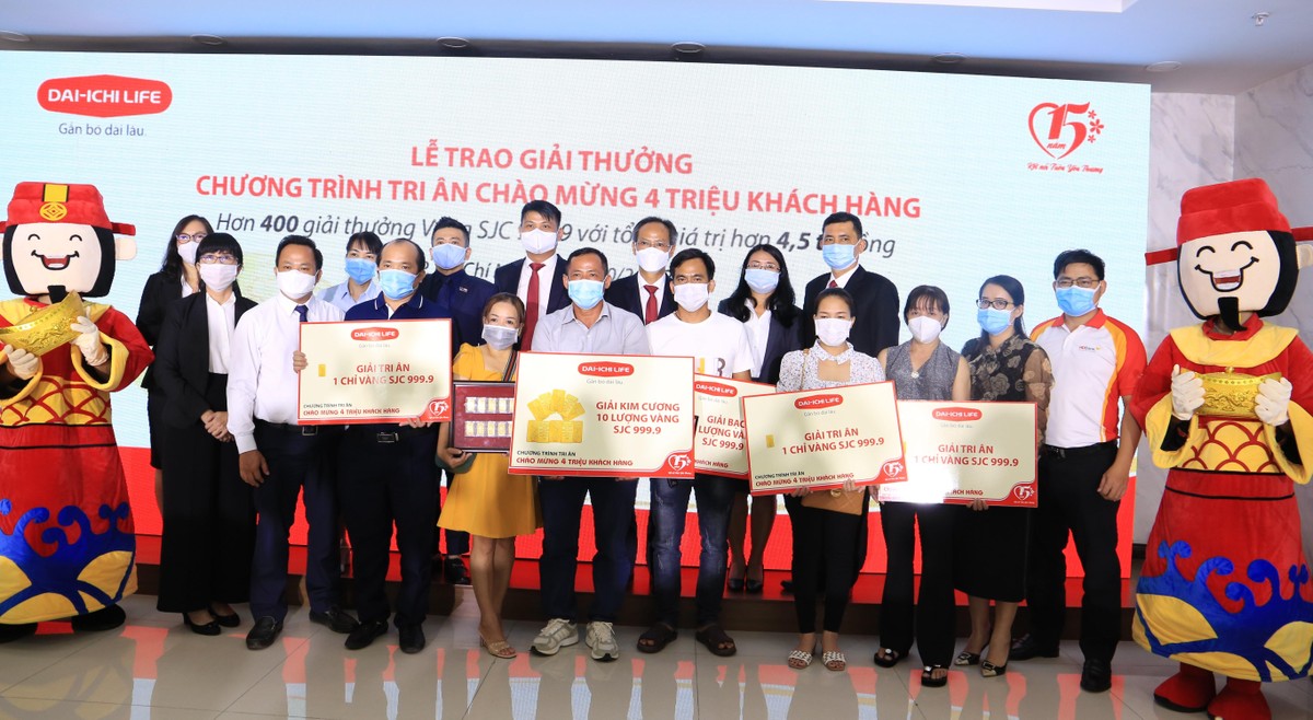 Các khách hàng may mắn trúng thưởng của Chương trình tri ân Chào mừng 4 triệu khách hàng chụp hình lưu niệm cùng Ban Giám đốc Công ty Dai-ichi Life Việt Nam.