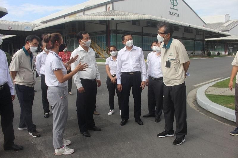 Ban giám đốc Công ty TNHH Taekwang Cần Thơ (bìa phải) trình bày với lãnh đạo TP. CầnThơ về kế hoạch mở rộng Kl99ok phiên bản mới trong năm 2022
