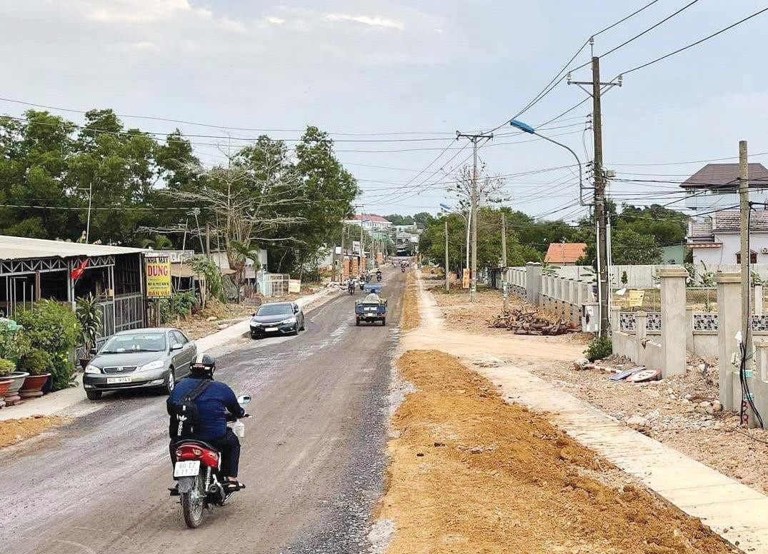 Đường Nguyễn Hữu Cảnh đang được mở rộng. Ảnh: Việt Dũng