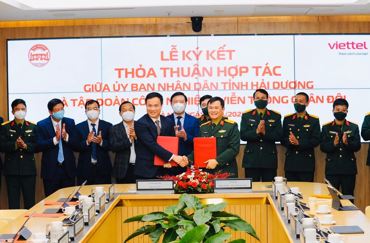 Ông Triệu Thế Hùng, Chủ tịch UBND tỉnh Hải Dương và Đại tá Tào Đức Thắng, Chủ tịch kiêm Tổng Giám đốc Kl994 game bài casino hấp dẫn Viettel ký kết thỏa thuận hợp tác. Ảnh: Thành Chung