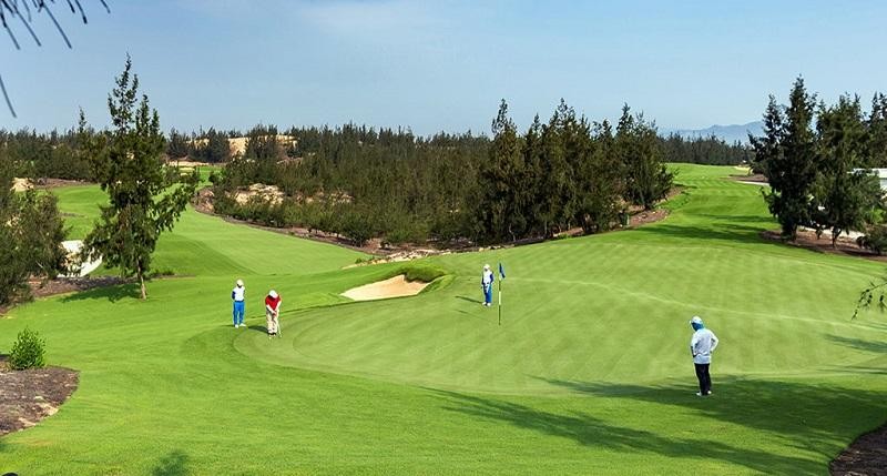 FLC Quảng Bình Golf Links là một siêu dự án với tổ hợp 10 sân gôn 18 hố thuộc Quần thể nghỉ dưỡng đẳng cấp 5 sao FLC Quảng Bình Beach &amp; Golf Resort ở thôn Tân Hải, xã Hải Ninh, huyện Quảng Ninh. Đây là sân Golf lớn nhất Đông Nam Á, trải dài theo bờ biển từ Thành phố Đồng Hới qua Huyện Quảng Ninh đến điểm cuối là Xã Hồng Thủy, Huyện Lệ Thủy, tỉnh Quảng Bình, Việt Nam. Nguồn ảnh Trung tâm Xúc tiến Kl99ok phiên bản mới Quảng Bình
