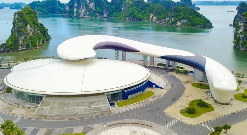 Cung Quy hoạch, Hội chợ và Triển lãm tỉnh Quảng Ninh là nơi diễn ra môn cờ vua vốn là điểm du lịch nổi tiếng tại thành phố Hạ Long.
