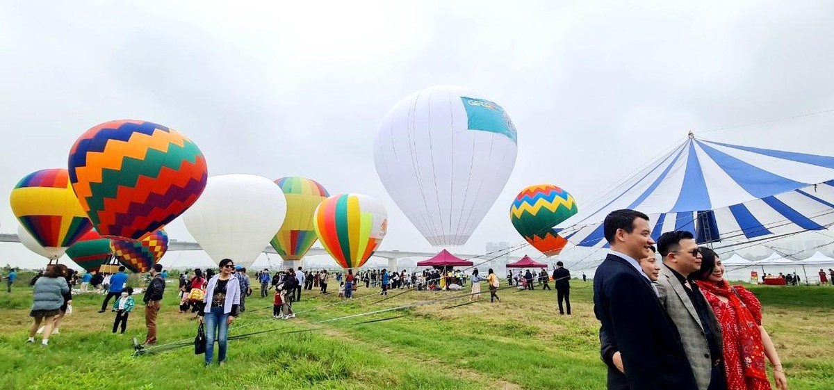 Theo Ban tổ chức, các phi công khinh khí cầu đã có trên 2.000 giờ bay treo và hàng trăm giờ bay tự do. Các kỹ thuật viên cũng đã có trên 200 giờ biểu diễn với khinh khí cầu cấp 1.