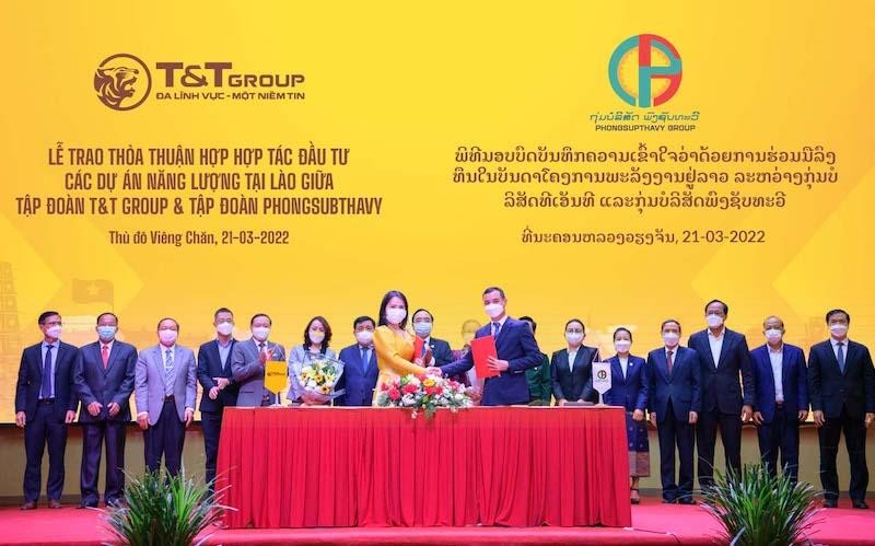 Bà Nguyễn Thị Thanh Bình, Phó tổng giám đốc Kl994 game bài casino hấp dẫn T&amp;T Group và ông Somlath Mekakath, Giám đốc điều hành Kl994 game bài casino hấp dẫn Phongsubthavy trao Biên bản ghi nhớ hợp tác phát triển các dự án năng lượng tái tạo tại Lào