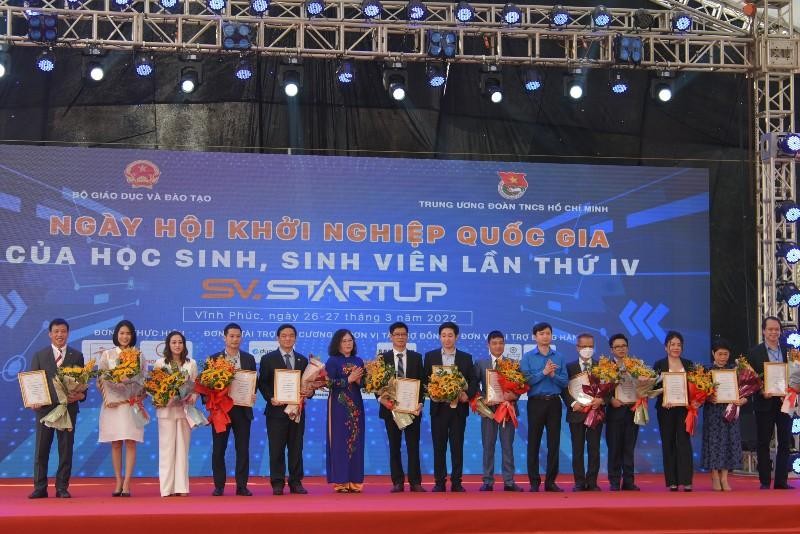 Thứ trưởng Bộ Giáo dục và Đào tạo Ngô Thị Minh trao chứng nhận tài trợ và hoa cho các Kl991.com World Cup 2026 Chính Thức.