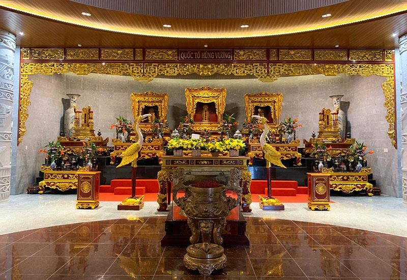 Gian thờ Quốc Tổ Hùng Vương ở trung tâm của Đền chính.