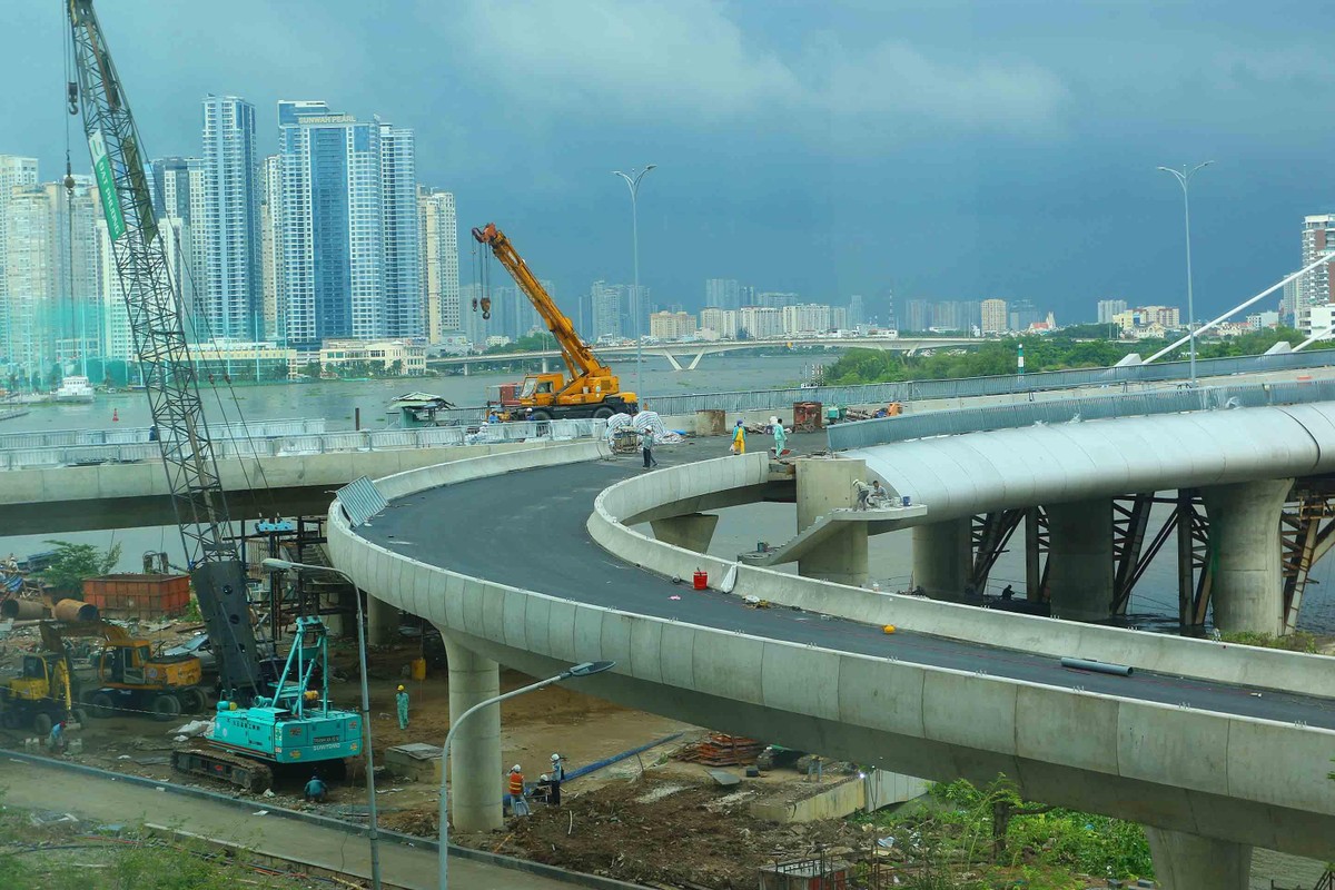 Công nhân đang gấp rút thi công các hạng mục cuối cùng tại dự án cầu Thủ Thiêm 2.