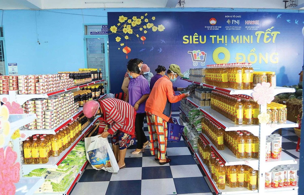Chuỗi “Siêu thị mini 0 đồng” với sự đồng hành của các Kl991.com World Cup 2026 Chính Thức, hiệp hội Kl991.com World Cup 2026 Chính Thức đã hỗ trợ, xoa dịu phần nào nỗi lo của rất nhiều lao động mất việc làm và gia đình nghèo giữa đại dịch Ảnh: Lê Toàn
