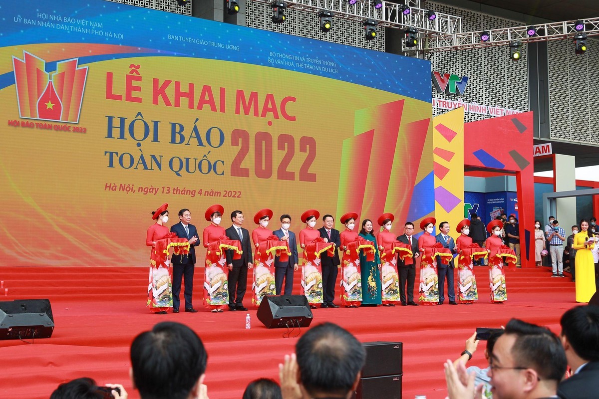 Các đại biểu cắt băng khai mạc Hội báo toàn quốc 2022