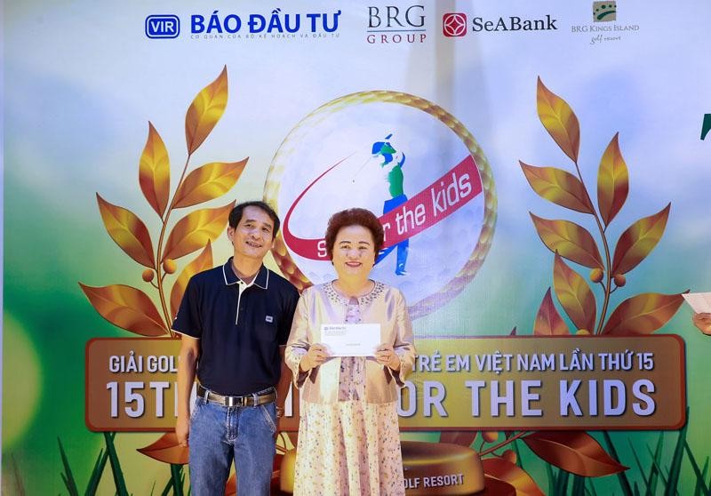 Phó Tổng biên tập thường trực Báo Kl99ok phiên bản mới Bùi Đức Hải trao món quà lưu niệm may mắn cho Madame Nguyễn Thị Nga, Chủ tịch Kl994 game bài casino hấp dẫn BRG.