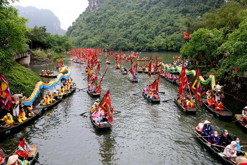 Lễ hội Tràng An 2022 thu hút hàng nghìn du khách thập phương