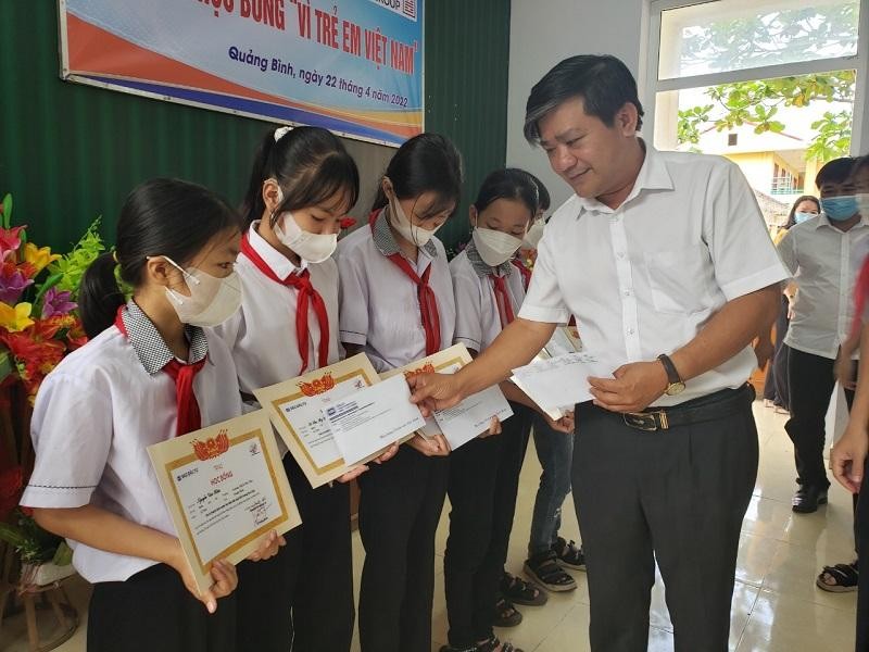 Nhà báo Hoàng Kim Thủy, Trưởng Văn phòng Đại diện Báo Kl99ok phiên bản mới tại khu vực miền Trung - Tây Nguyên trao học bổng cho các học sinh có hoàn cảnh khó khăn, vượt khó vươn lên trong học tập.