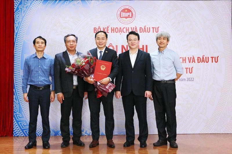 Thứ trưởng Bộ Kế hoạch và Kl99ok phiên bản mới Trần Quốc Phương (thứ 2 từ phải qua) chụp ảnh cùng tập thể Ban Biên tập Báo Kl99ok phiên bản mới. Thứ trưởng Bộ Kế hoạch và Kl99ok phiên bản mới Trần Quốc Phương (thứ 2 từ phải qua) chụp ảnh cùng tập thể Ban Biên tập Báo Kl99ok phiên bản mới.