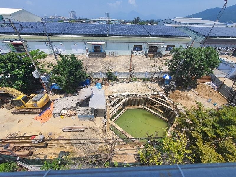 Vị trí thi công làm nứt nẻ nhà dân nằm giữa đường Trần Nhân Tông, phường Thọ Quang, quận Sơn Trà, Đà Nẵng. Ảnh: Nhiệt Băng