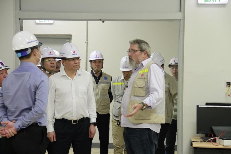 Tổng giám đốc Petrovietnam Lê Mạnh Hùng trao đổi cùng chuyên gia quốc tế tại phòng điều khiển trung tâm. Ảnh: Petrotimes