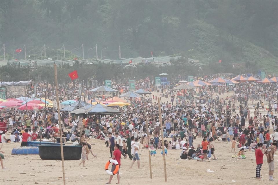 Lễ hội du lịch biển 2022 với chủ đề “Hà Tĩnh - Âm vang biển” đã thu hút hàng vạn du khách đổ về biển Thiên Cầm hưởng ứng...