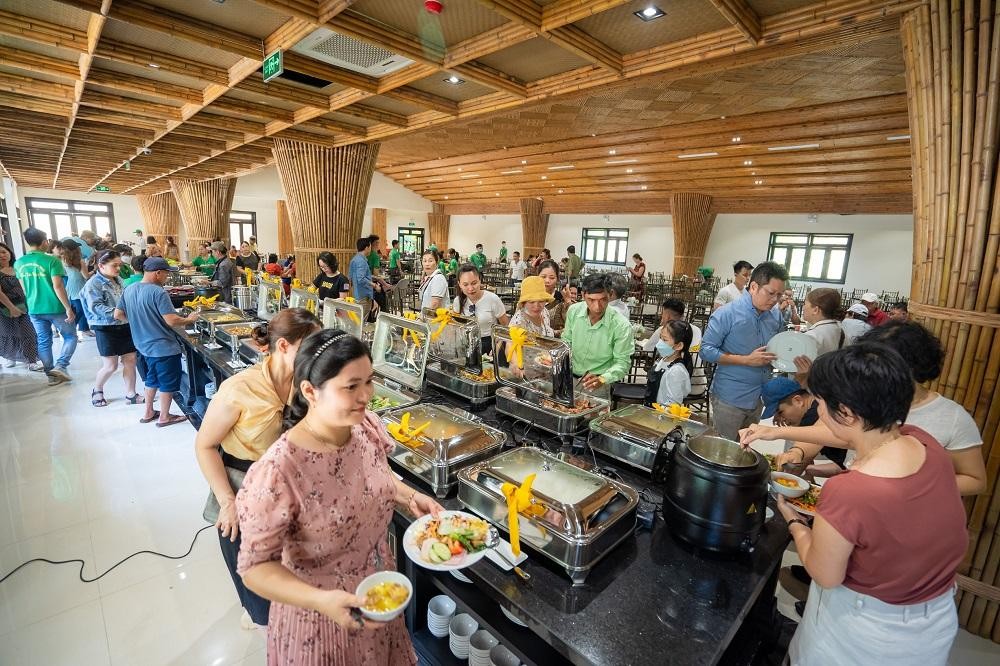 Du khách trải nghiệm dịch vụ tại Khu du lịch Cổng Trời Đông Giang.