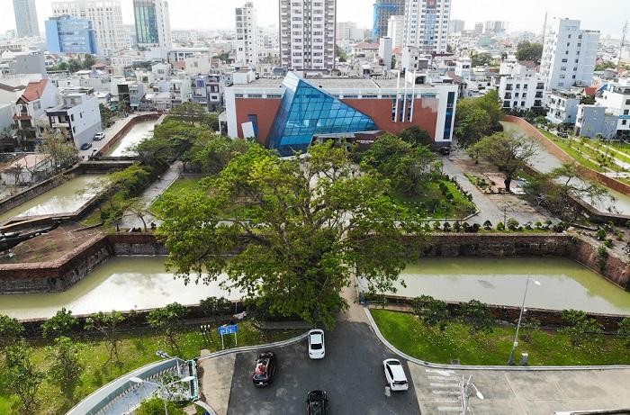 Thành Điện Hải trước là đồn Điện Hải, xây dựng năm 1813 (Gia Long thứ 12) gần cửa biển Đà Nẵng. Năm 1823 (Minh Mạng thứ 4) cho dời đồn Điện Hải vào bên trong đất liền, trên một gò đất cao. Đồn được xây bằng gạch. Năm 1835 (Minh Mạng thứ 15) đồn đổi tên là thành Điện Hải.