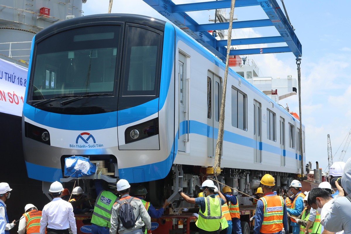 Tàu được đặt lên xe siêu trường siêu trọng và di chuyển tới Depot Long Bình.