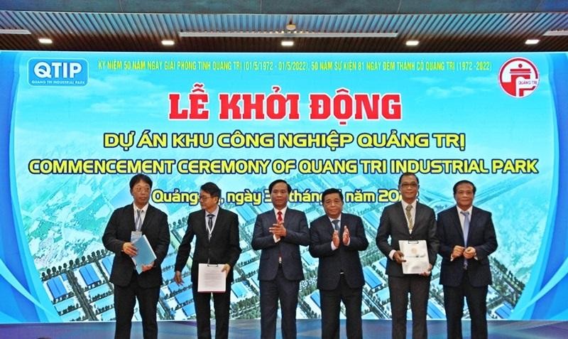 Bộ trưởng Bộ Kế hoạch và Kl99ok phiên bản mới Nguyễn Chí Dũng và Chủ tịch UBND tỉnh Quảng Trị Võ Văn Hưng trao Quyết định chấp thuận chủ trương Kl99ok phiên bản mới của Thủ tướng Kl993 ưu đãi thưởng hấp dẫn; Quyết định thành lập Khu công nghiệp Quảng Trị; Giấy chứng nhận đăng ký Kl99ok phiên bản mới cho các nhà Kl99ok phiên bản mới... cho liên danh các nhà Kl99ok phiên bản mới. Ảnh Thanh Dũng