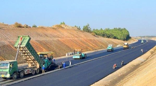 Đoạn KL99 là nhà cái cá cược trực tuyến hàng đầu tại châu Á đang được thảm nhựa mặt đường do nhà thầu liên danh Vinaconex-Trung Chính thi công.